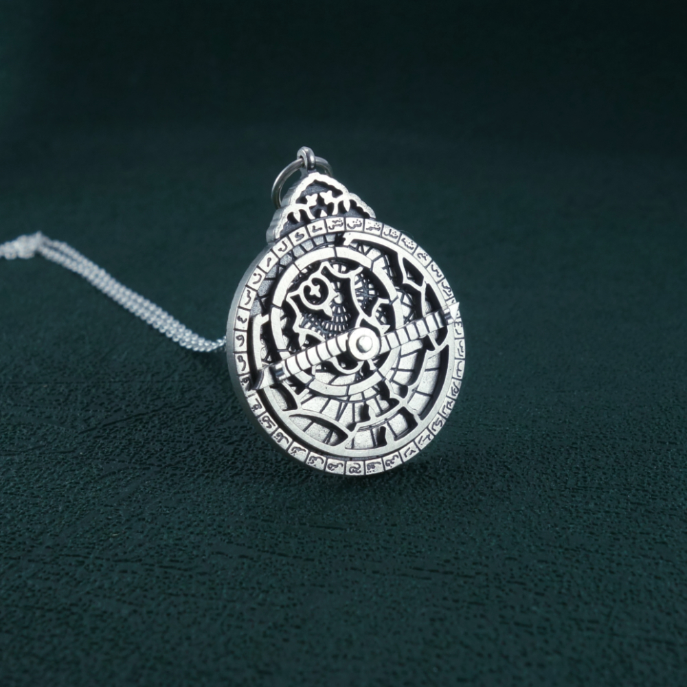 Pendentif astrolabium inspiration instrument pour la navigation Vue de côté | Res Mirum