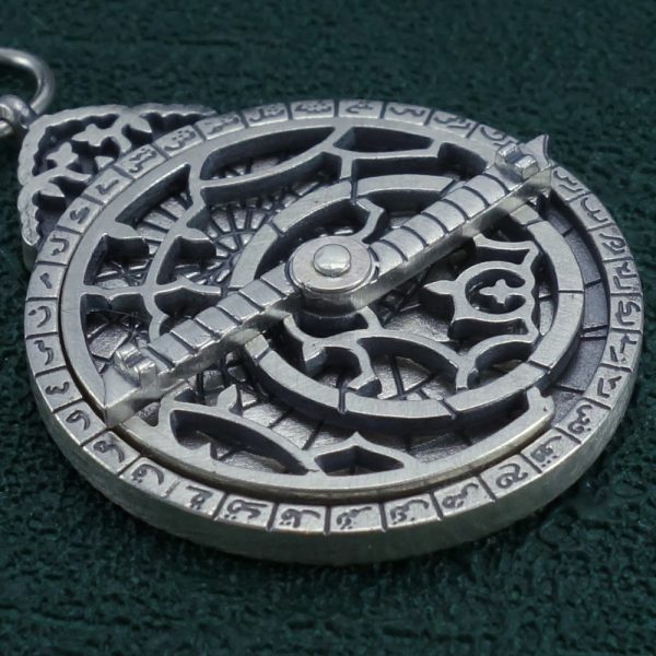 Pendentif astrolabium inspiration instrument pour la navigation Détail | Res Mirum