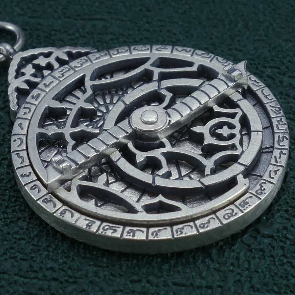 Pendentif astrolabium inspiration instrument pour la navigation Détail | Res Mirum