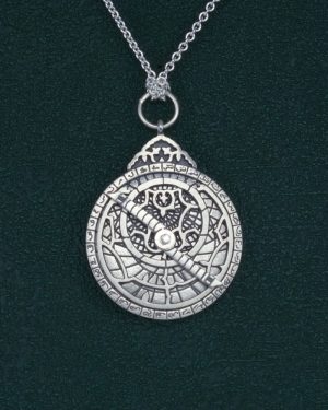 Pendentif astrolabium inspiration instrument pour la navigation Vue de face | Res Mirum