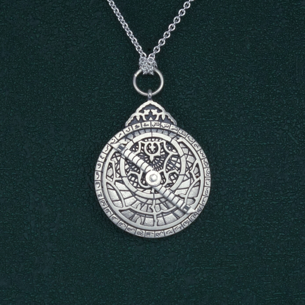 Pendentif astrolabium inspiration instrument pour la navigation Vue de face | Res Mirum