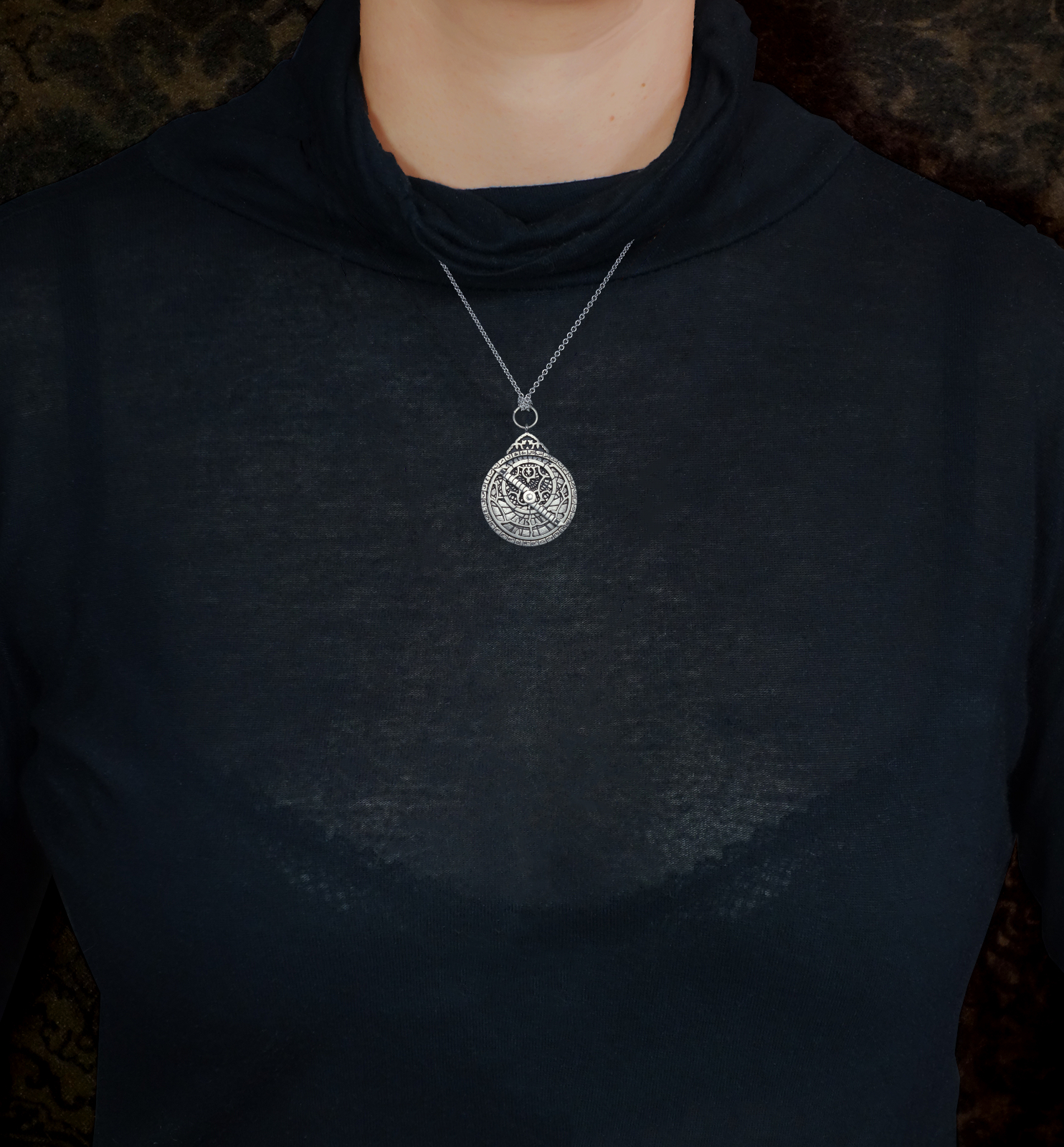 Pendentif astrolabium inspiration instrument pour la navigation Vue porté | Res Mirum