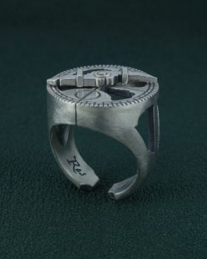 Bague astrolabe nautique façon chevalière ancienne avec alidade articulée Vue debout | Res Mirum