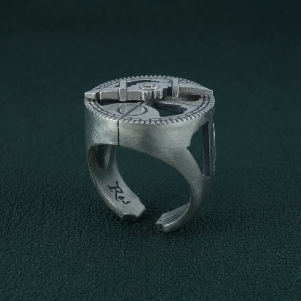Bague astrolabe nautique façon chevalière ancienne avec alidade articulée Vue debout | Res Mirum