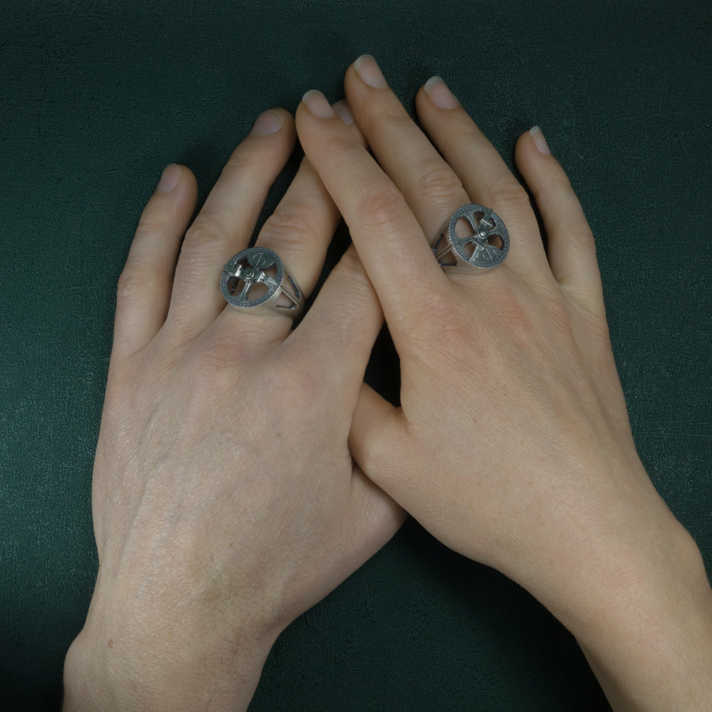 Bague astrolabe nautique façon chevalière ancienne avec alidade articulée Vue portée | Res Mirum