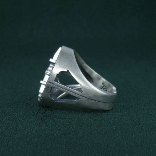 Bague astrolabe nautique façon chevalière ancienne avec alidade articulée Vue de droite | Res Mirum