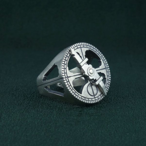 Bague astrolabe nautique façon chevalière ancienne avec alidade articulée Vue de côté | Res Mirum