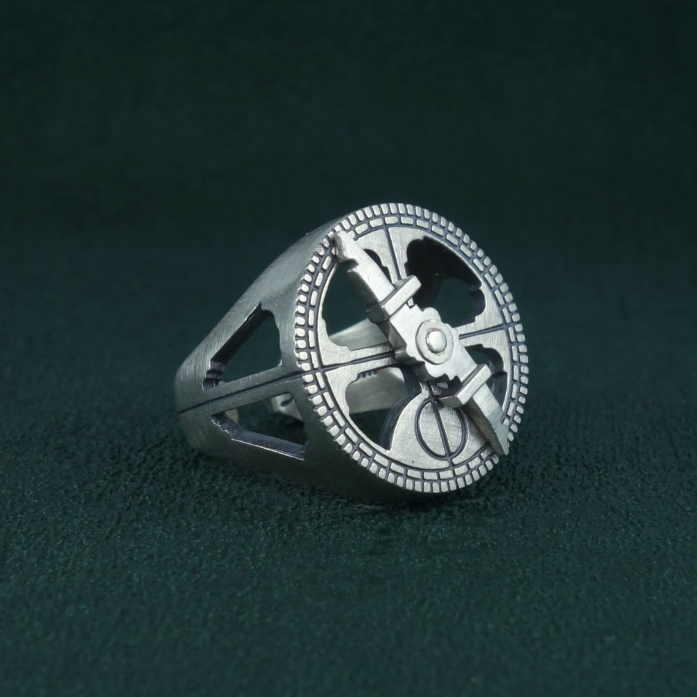 Bague astrolabe nautique façon chevalière ancienne avec alidade articulée Vue de côté | Res Mirum