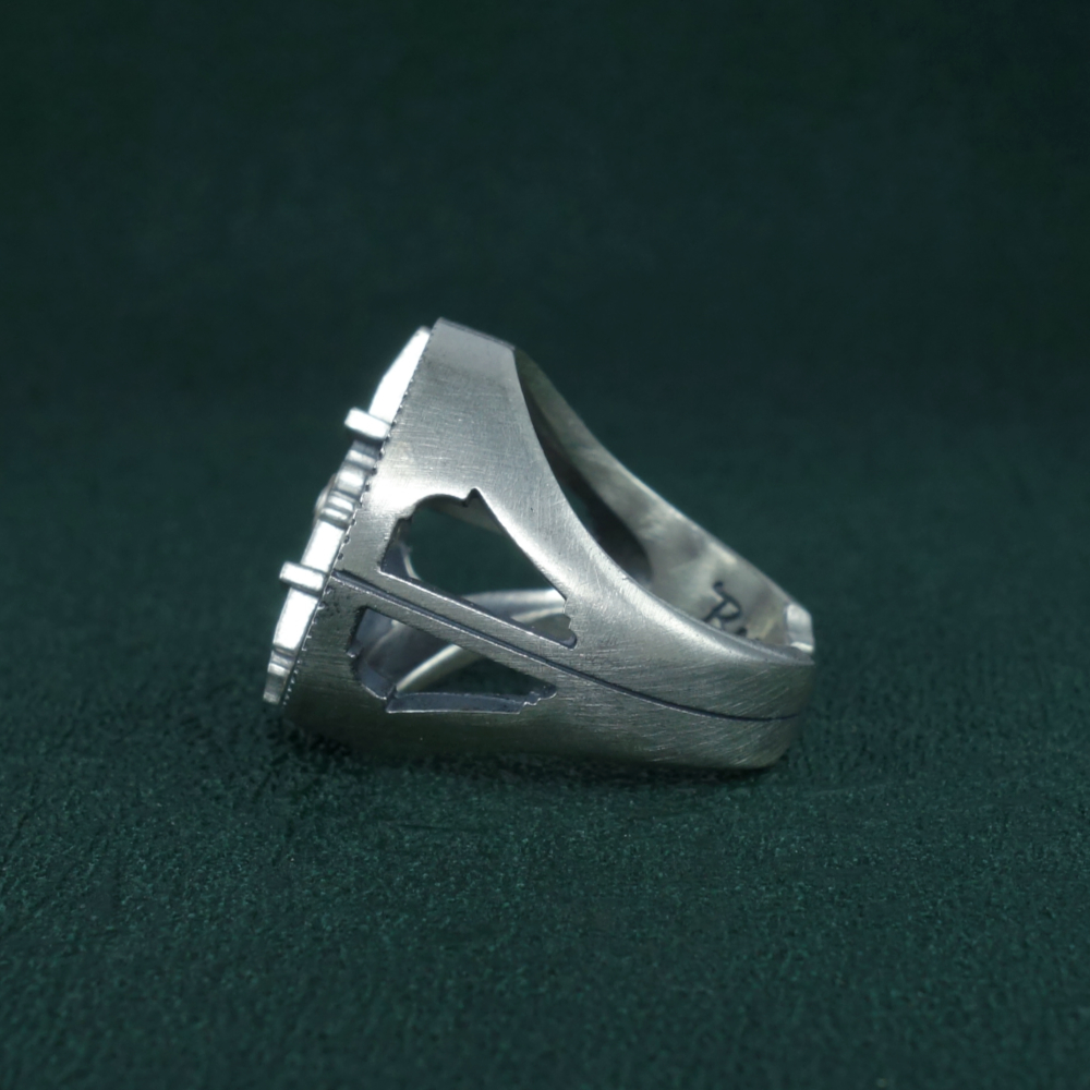 Bague astrolabe nautique façon chevalière ancienne avec alidade articulée Vue de droite | Res Mirum