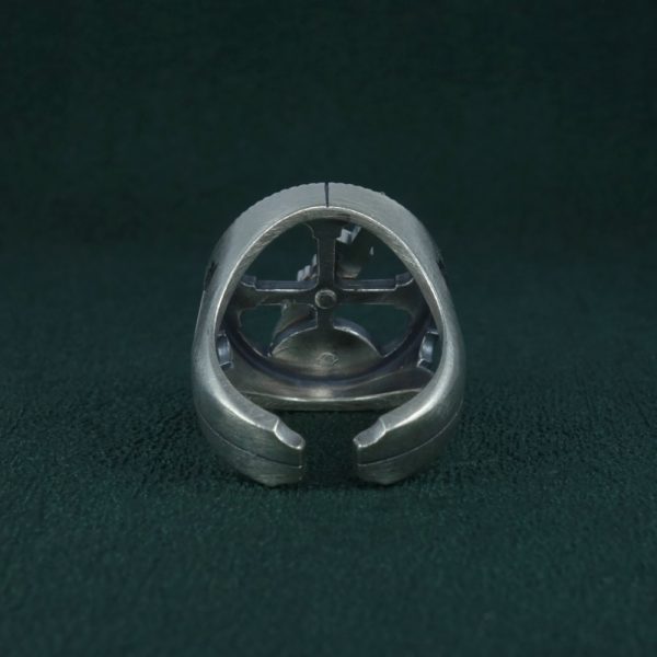 Bague astrolabe nautique façon chevalière ancienne avec alidade articulée Vue de dos | Res Mirum