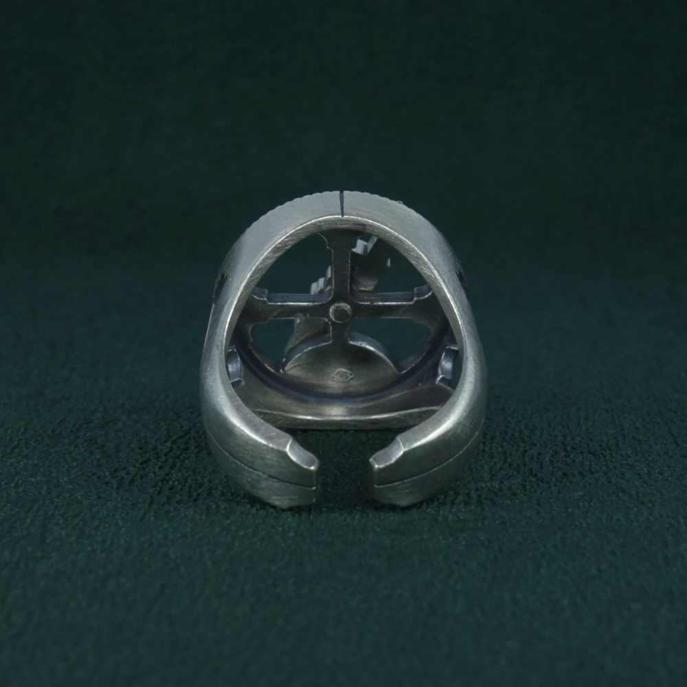 Bague astrolabe nautique façon chevalière ancienne avec alidade articulée Vue de dos | Res Mirum