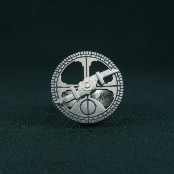 Bague astrolabe nautique façon chevalière ancienne avec alidade articulée Vue de face | Res Mirum