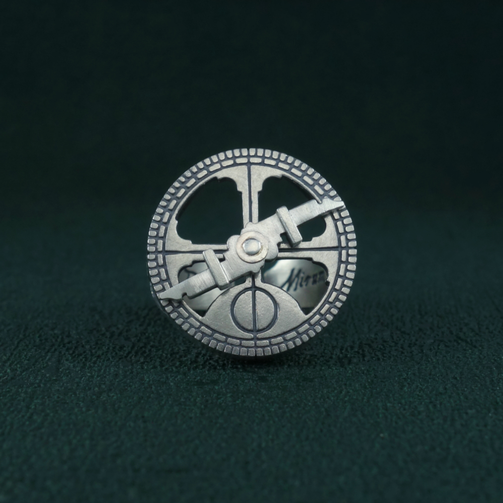 Bague astrolabe nautique façon chevalière ancienne avec alidade articulée Vue de face | Res Mirum