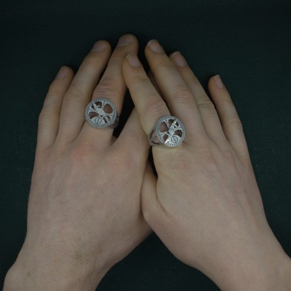 Bague astrolabe nautique façon chevalière ancienne avec alidade articulée Vue portée sur mains | Res Mirum