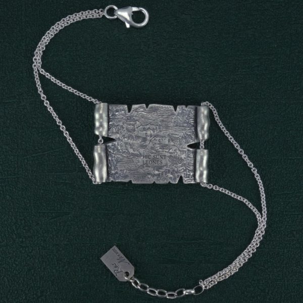 Bracelet Portulan reprenant des motifs de cartes anciennes représentant dragons, animaux fantastiques et lieux inconnus Vue entier | Res Mirum