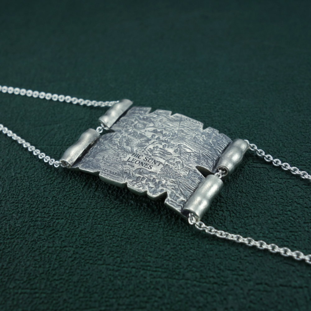 Bracelet Portulan reprenant des motifs de cartes anciennes reprรฉsentant dragons, animaux fantastiques et lieux inconnus Vue de cรดtรฉ | Res Mirum