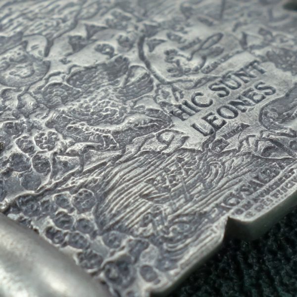 Bracelet Portulan reprenant des motifs de cartes anciennes représentant dragons, animaux fantastiques et lieux inconnus Détail | Res Mirum