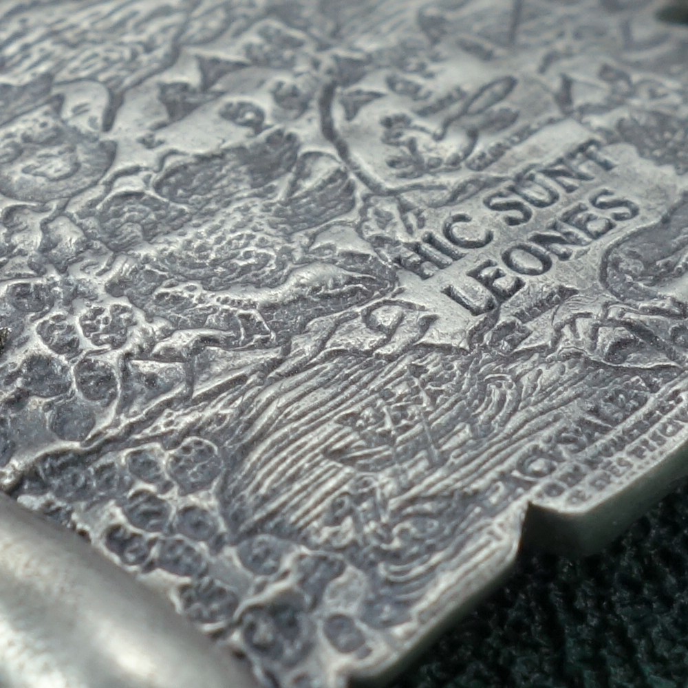 Bracelet Portulan reprenant des motifs de cartes anciennes reprรฉsentant dragons, animaux fantastiques et lieux inconnus Dรฉtail | Res Mirum