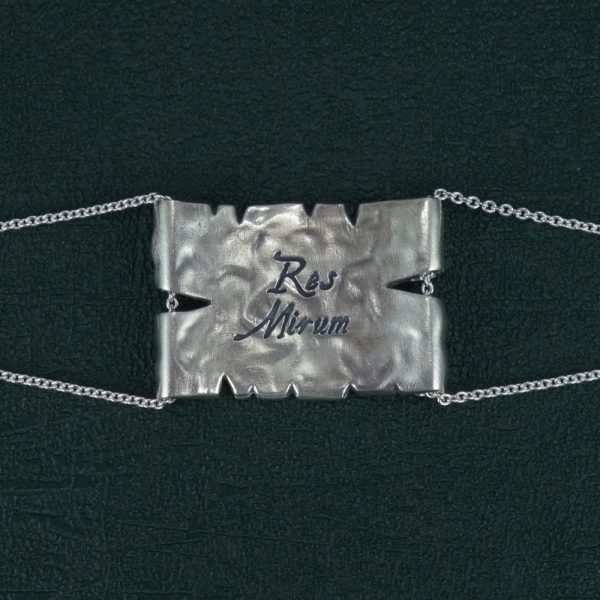 Bracelet Portulan reprenant des motifs de cartes anciennes représentant dragons, animaux fantastiques et lieux inconnus Vue de dos | Res Mirum