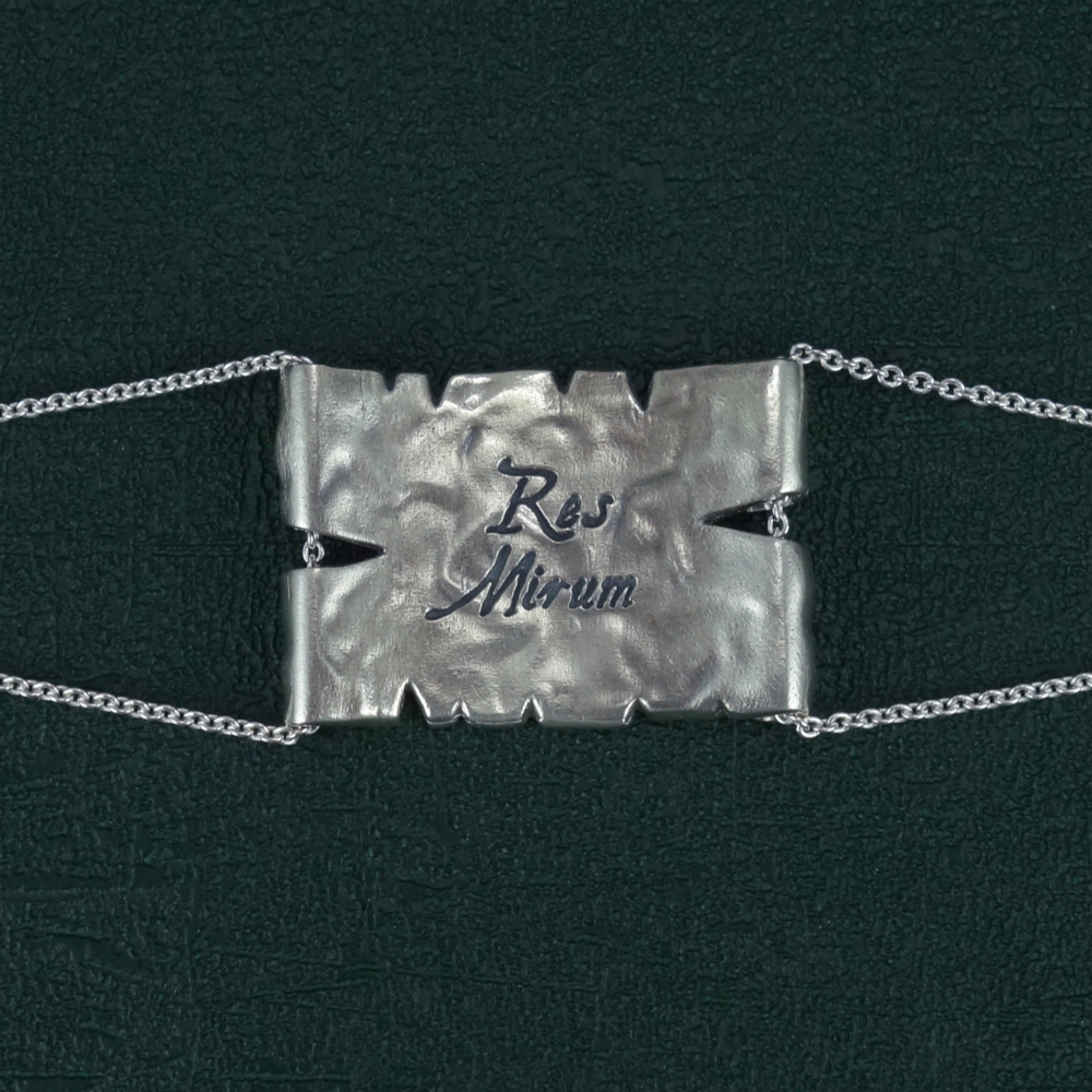 Bracelet Portulan reprenant des motifs de cartes anciennes reprรฉsentant dragons, animaux fantastiques et lieux inconnus Vue de dos | Res Mirum