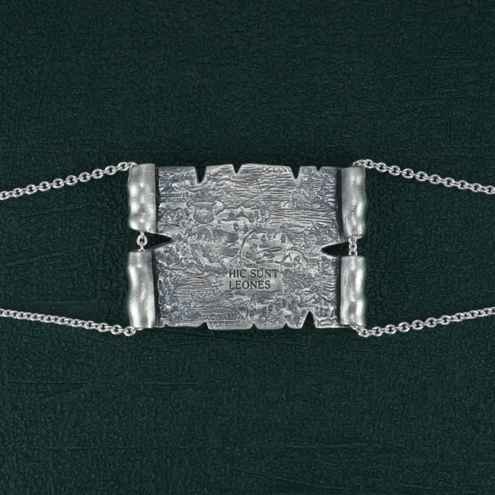 Bracelet Portulan reprenant des motifs de cartes anciennes reprรฉsentant dragons, animaux fantastiques et lieux inconnus Vue de face | Res Mirum