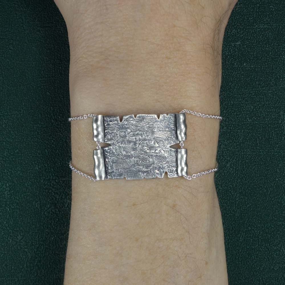 Bracelet Portulan reprenant des motifs de cartes anciennes reprรฉsentant dragons, animaux fantastiques et lieux inconnus Vue portรฉ | Res Mirum