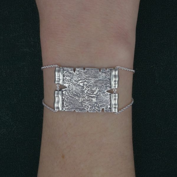 Bracelet Portulan reprenant des motifs de cartes anciennes représentant dragons, animaux fantastiques et lieux inconnus Vue porté sur poignet | Res Mirum