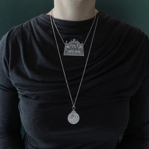 Collier Soleil Royal inspiré du château arrière d'un bateau sous Louis XIV & Pendentif astrolabe sur chaine sautoir portés | Res Mirum