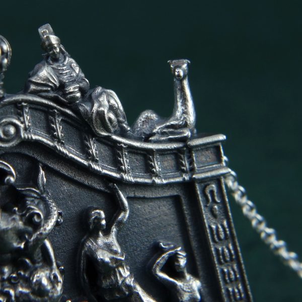 Collier Soleil Royal inspiré du château arrière d'un bateau sous Louis XIV Détail dromadaire & oriental | Res Mirum