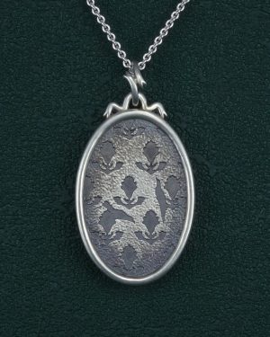 Ancien Modèle : Pendentif ovale à motif de pivoines et d'oiseau dans l'esprit des boudoirs de Marie-Antoinette en argent 925 fabriqué en France vue de face | Res Mirum
